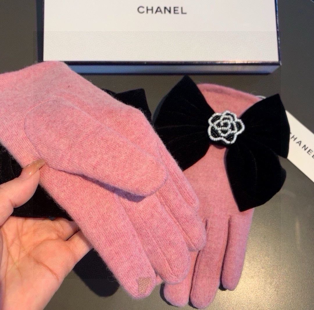 GLOVES IN FLAMINGO PINK WOOL WITH LARGE BLACK BOW 464995