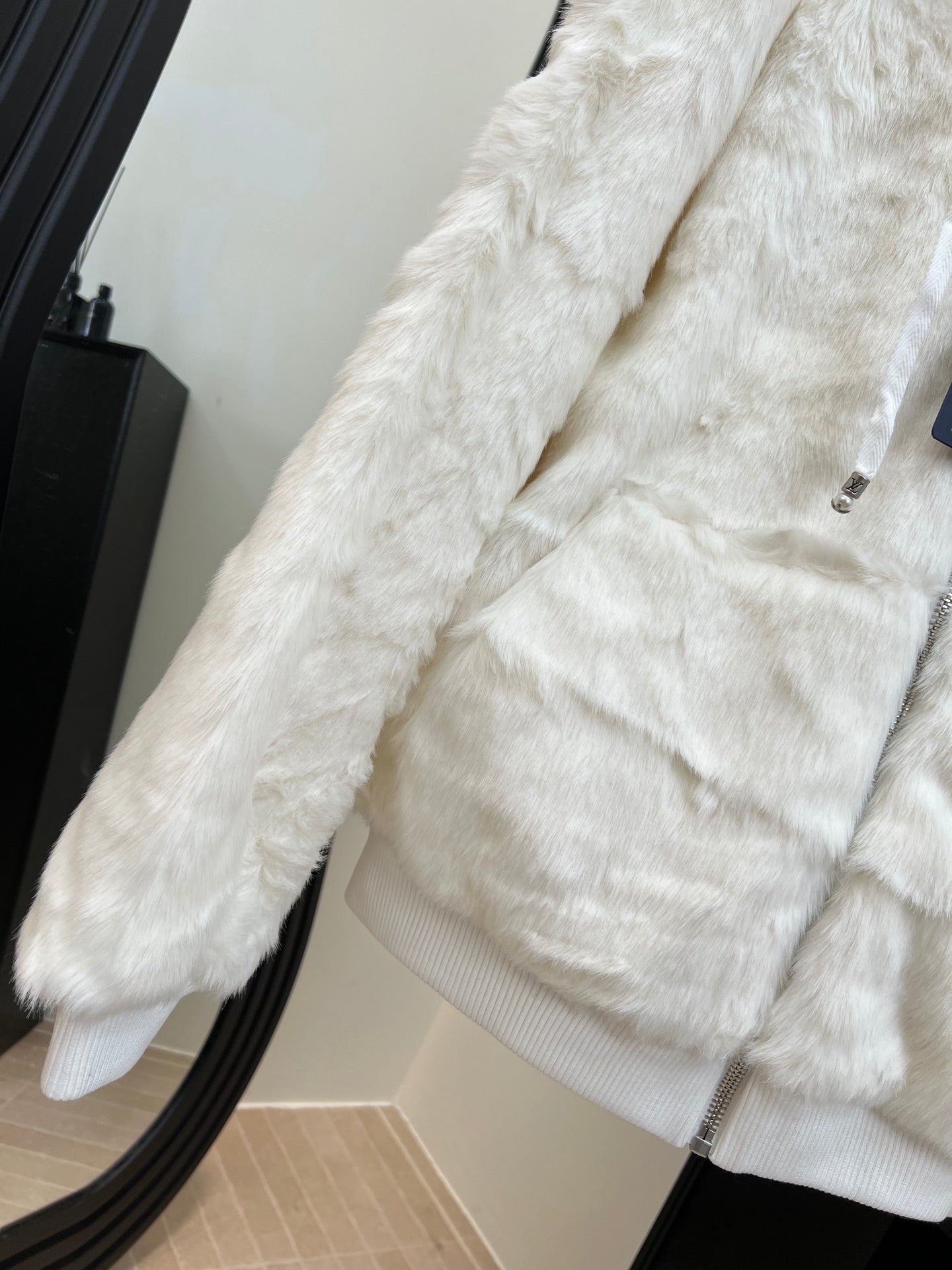 LV 25S FUR COAT 0160