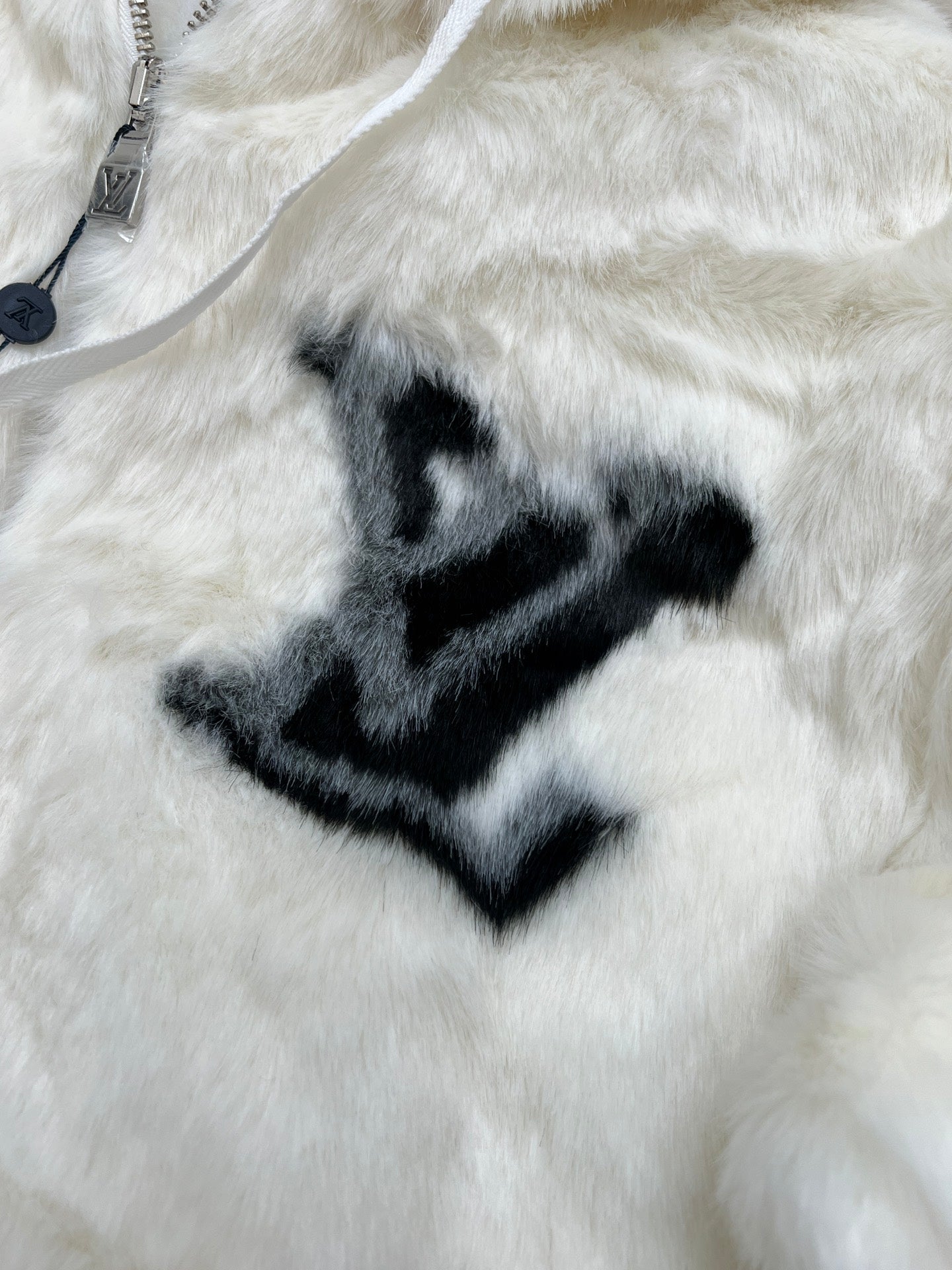 LV 25S FUR COAT 0160