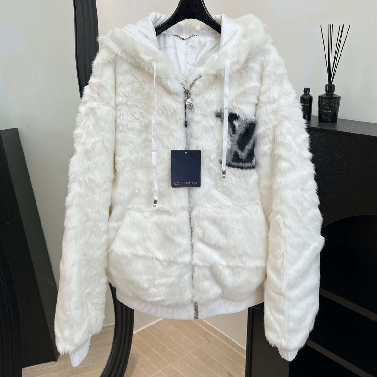 LV 25S FUR COAT 0160