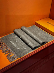 LV SCARF 180 CM IN CASHMERE 730576