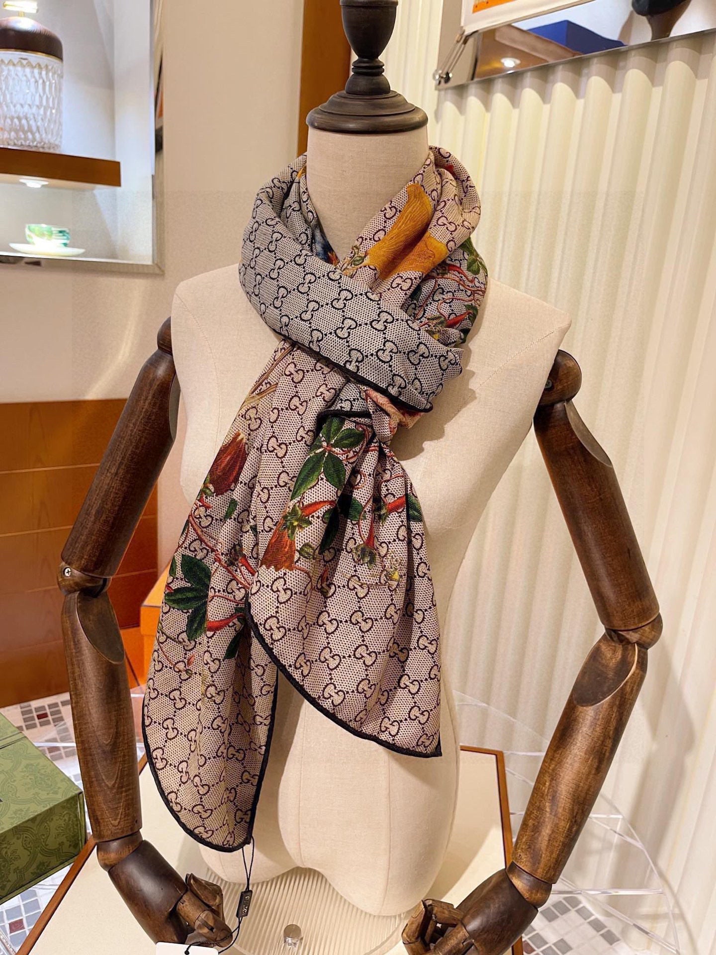 GUCCI 25S SCARF 180 IN CASHMERE 738505