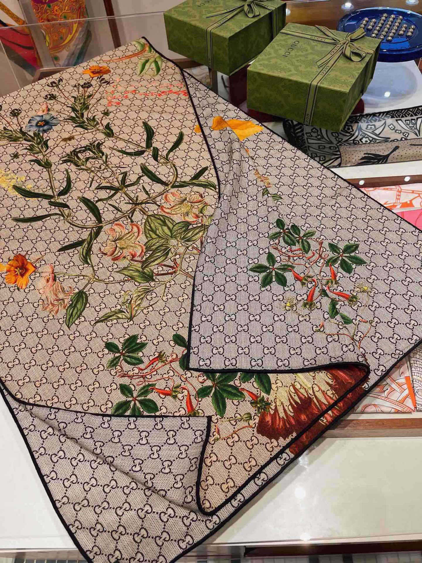 GUCCI 25S SCARF 180 IN CASHMERE 738505