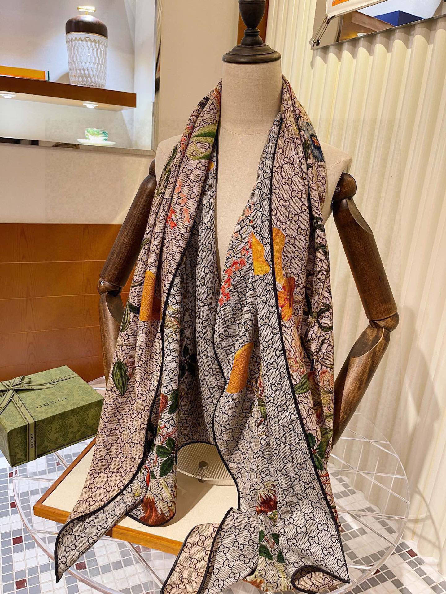 GUCCI 25S SCARF 180 IN CASHMERE 738505