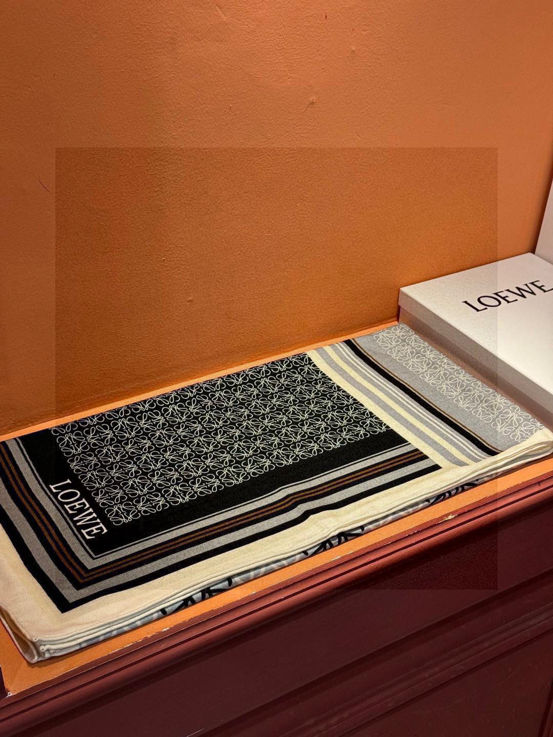 LOEWE 25S SCARF 140 IN CASHMERE SILK 738548