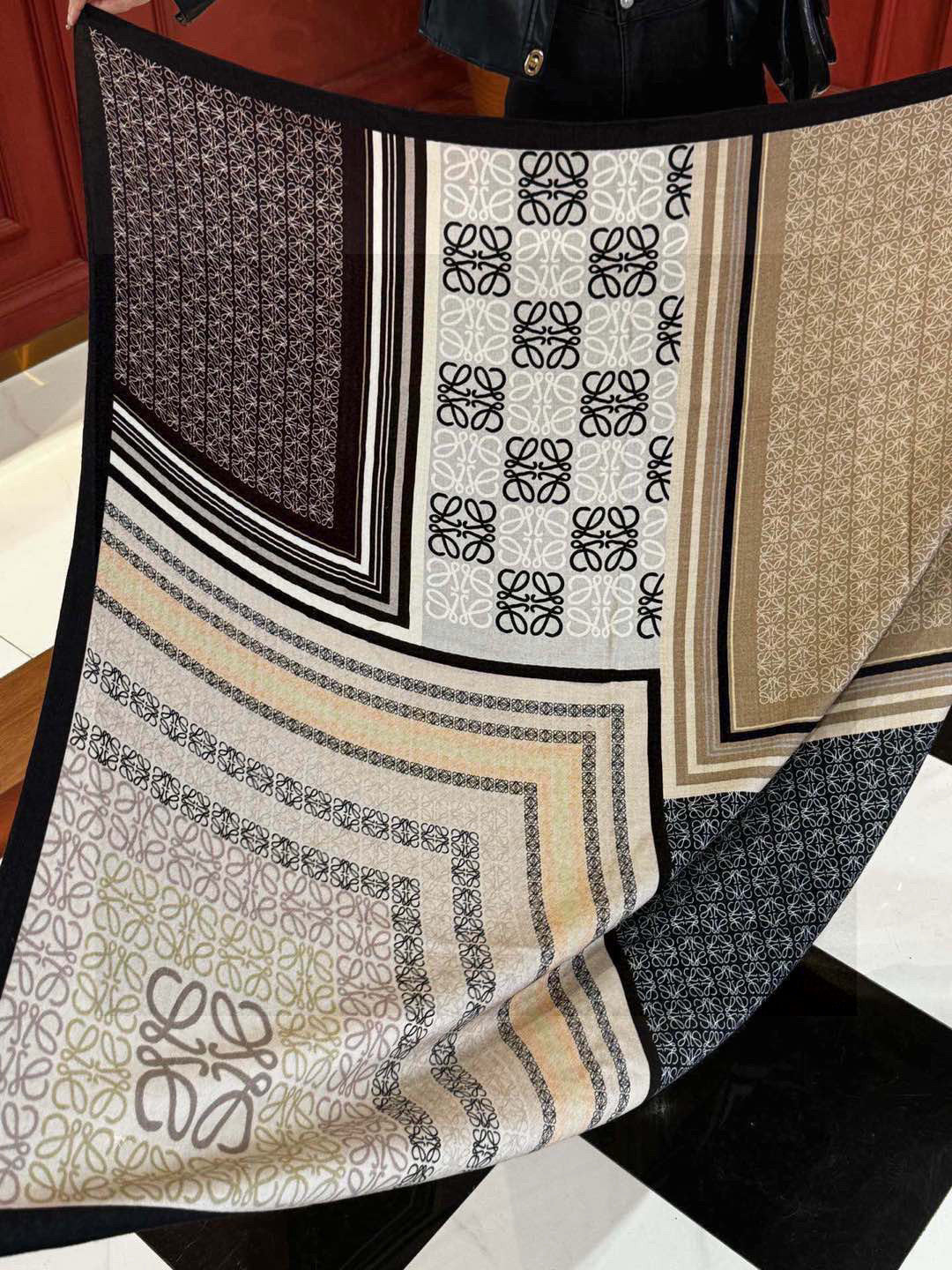 LOEWE 25S SCARF 140 IN CASHMERE SILK 738549