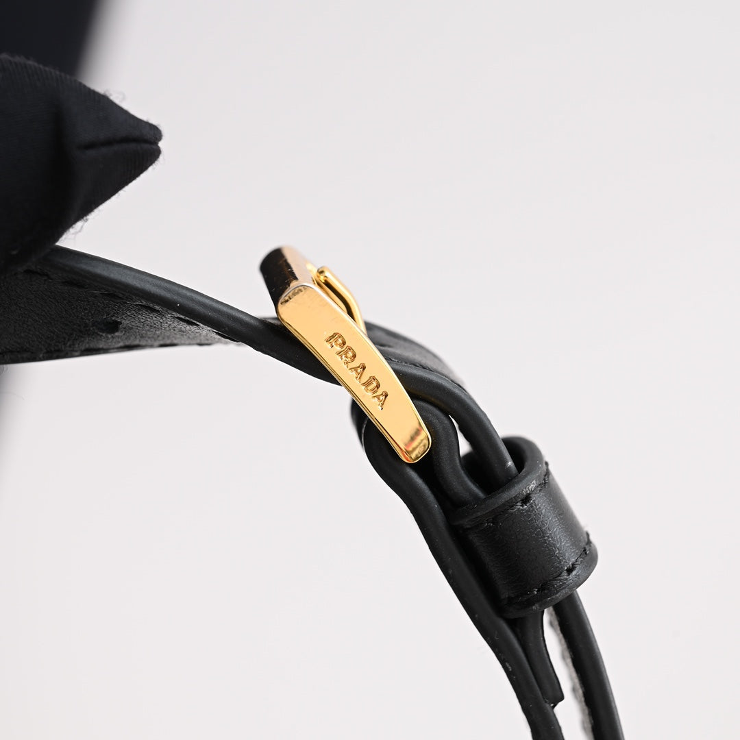 DUMPLING BAG 30 IN BLACK CALFSKIN