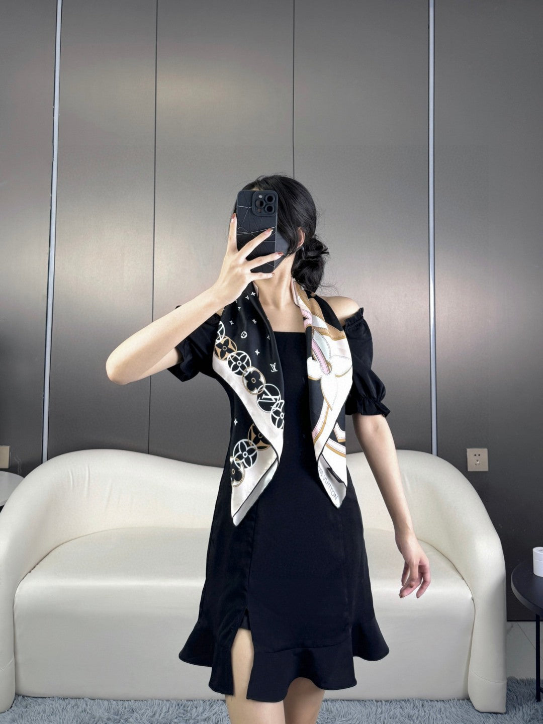 LV SCARF 90 CM IN SILK 720000