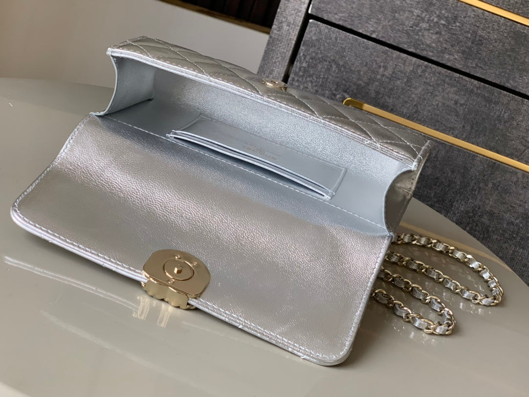 CHANEL 25S KELLY BAG 18 IN SILVER METALLIC LAMBSKIN WITH GOLD HARDWARE STYLE 1