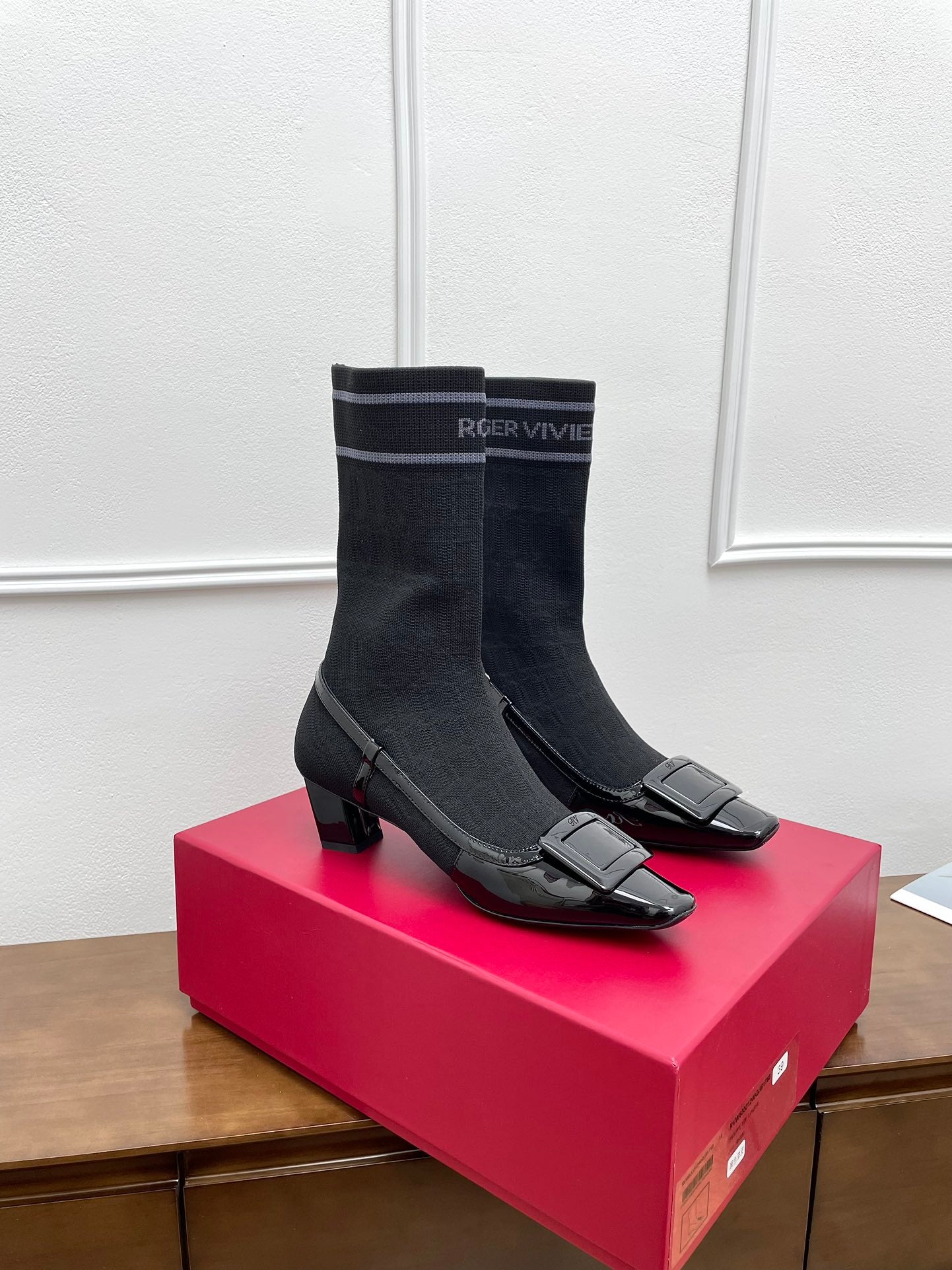 BELLE VIVIER SOCK LACQUERED BUCKLE ANKLE BOOTS IN BLACK PATENT CALFSKIN SOCK UPPER FABRIC