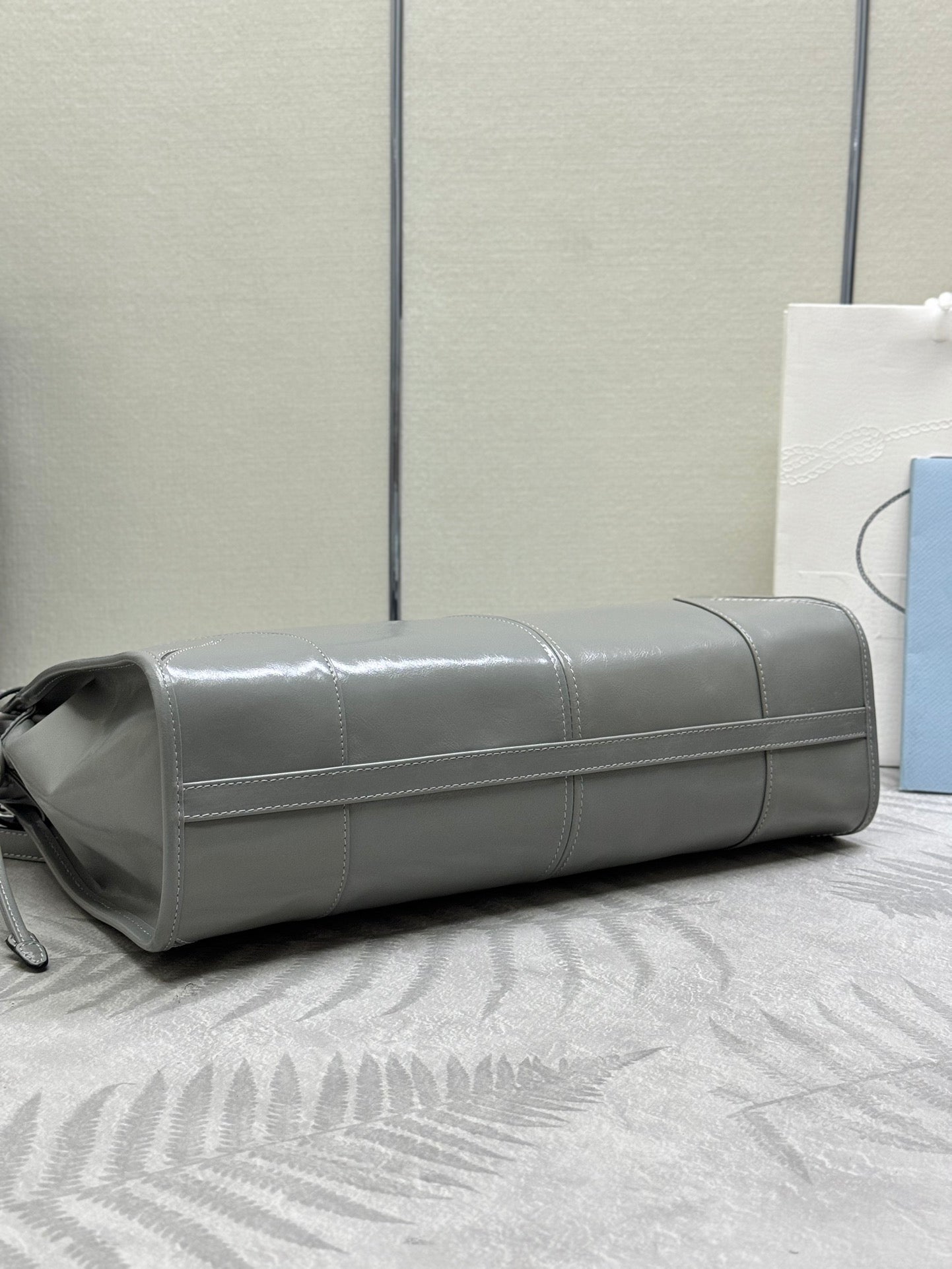 PRADA 25S BONNIE LARGE HANDBAG 38 IN GRAY GLOSSY CALFSKIN GOLD HARDWRE