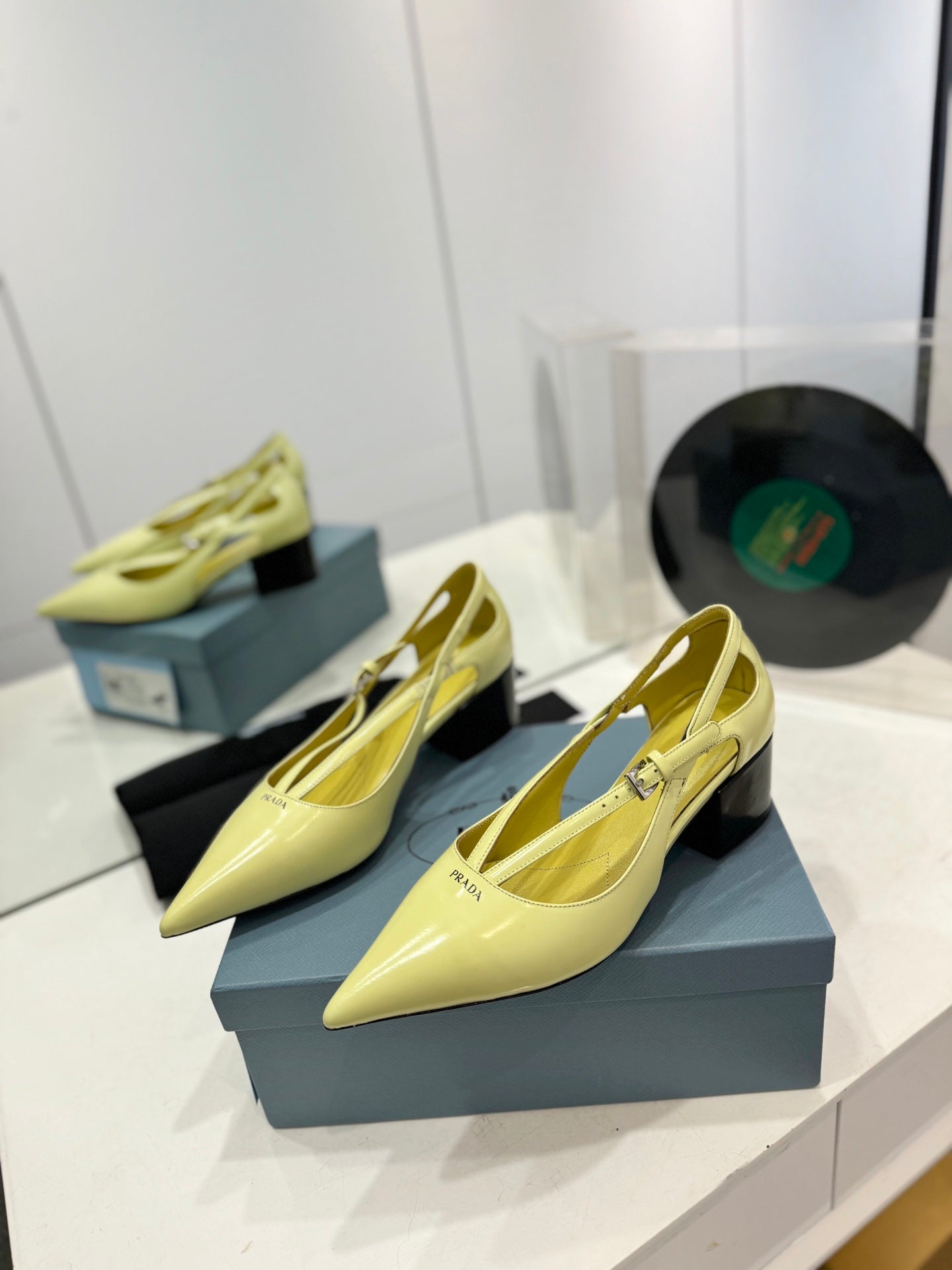 PRA STRAP CUT-OUT PUMPS PASTEL YELLOW CALFSKIN