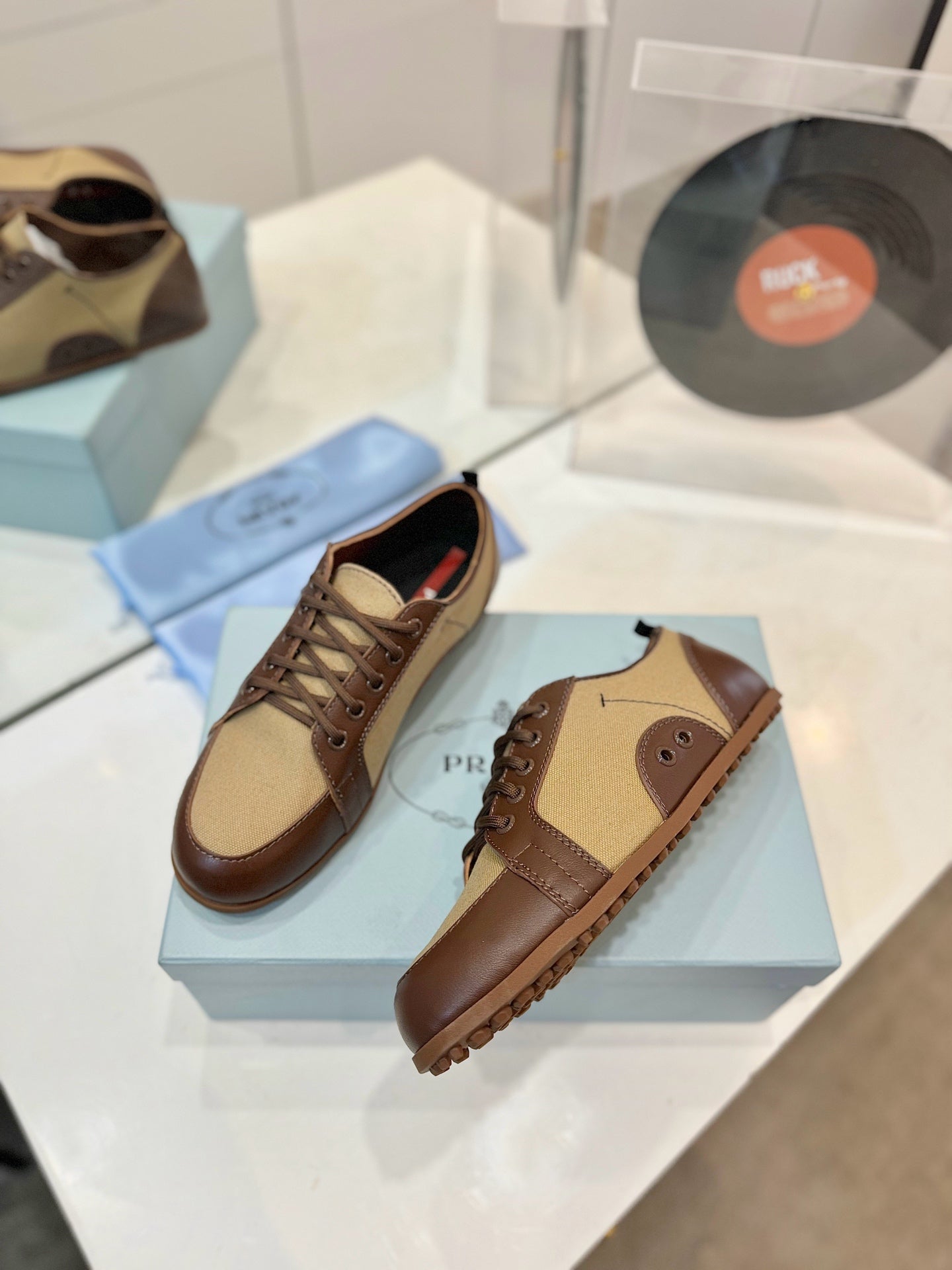 SNEAKERS IN BROWN LAMBSKIN AND BEIGE CANVAS
