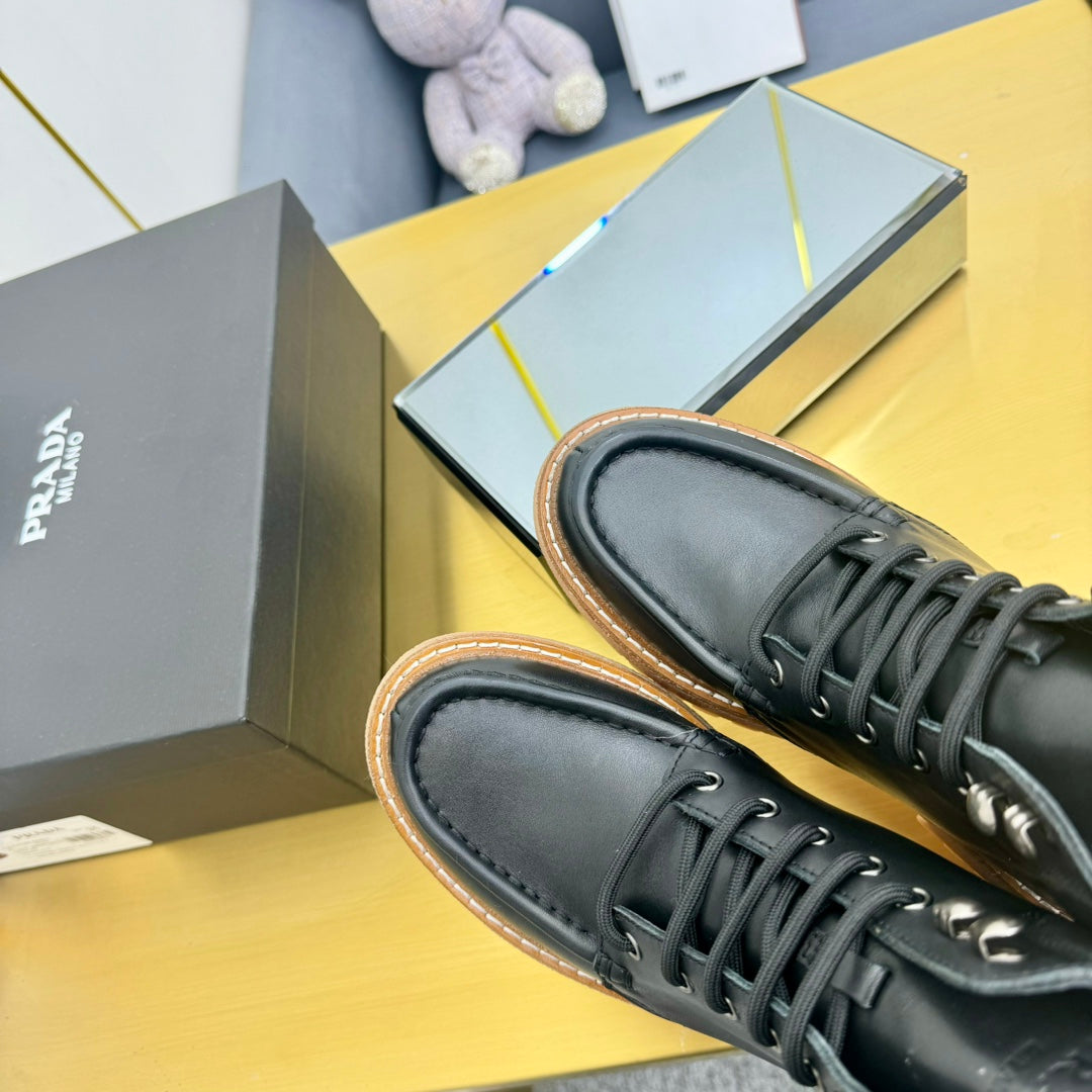 LACE-UP ANKLE BOOTS IN BLACK CALFSKIN