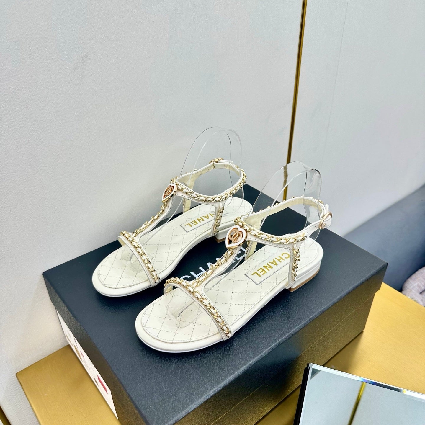 CC SANDAL 25S IN WHITE CALFSKIN WITH GOLD HARDWARE
