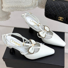 CHAIN BOW HIGH HEEL 8 CM SLINGBACKS IN WHITE SUEDE