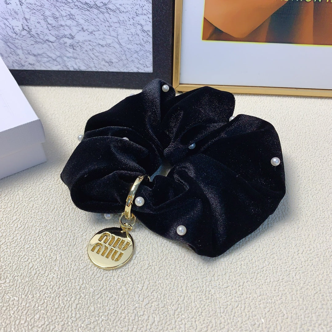 SCRUNCHIE EMBELLISHED PEARL IN BLACK VELVET GOLD TAG LOGO 136817