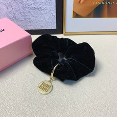 BLACK VELVET SCRUNCHIE ATTACHED GOLD TAG LOGO 136818