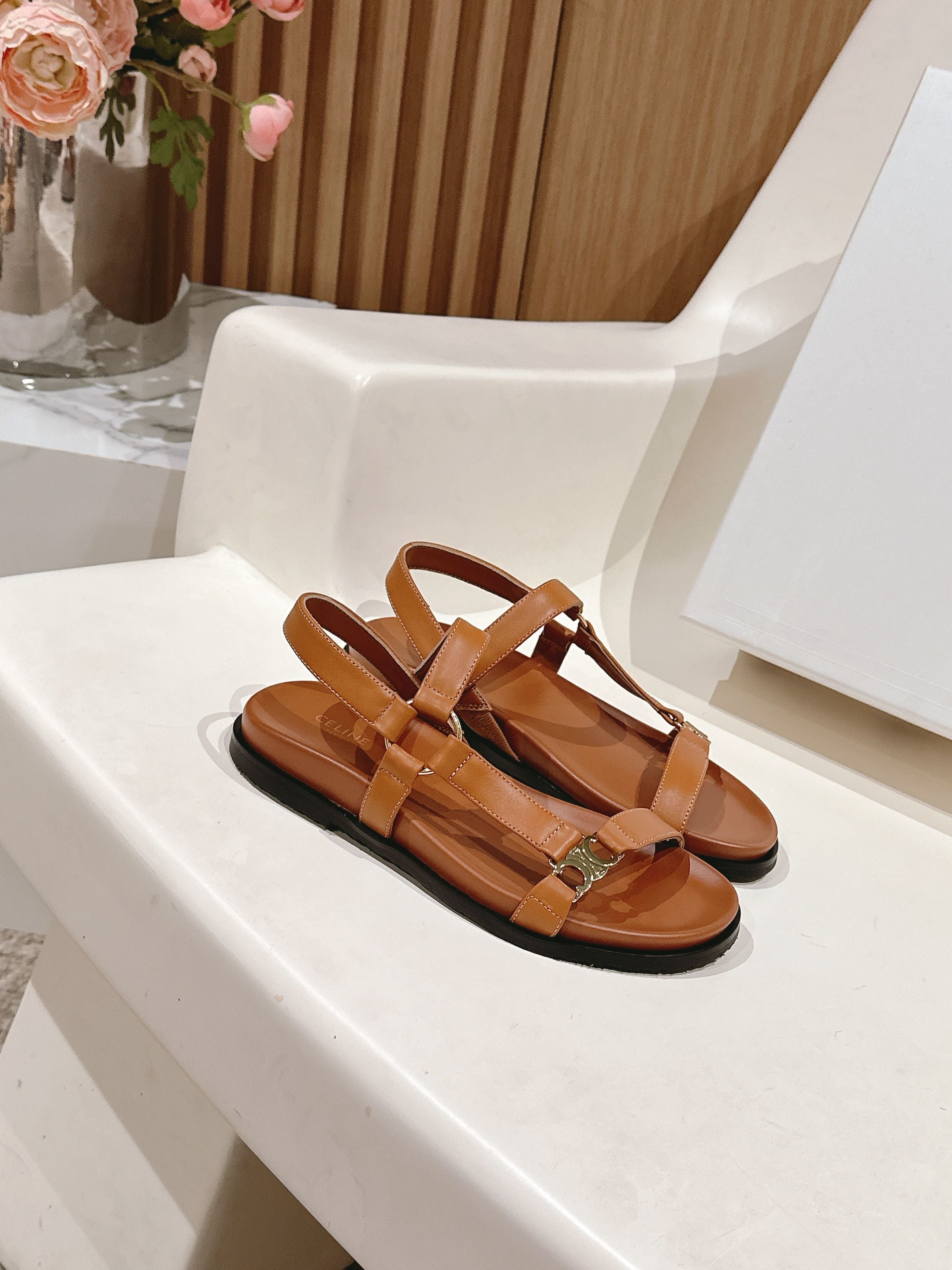 MAUD SANDAL WITH TRIOMPHE IN LIGHT CARAMEL BROWN CALFSKIN
