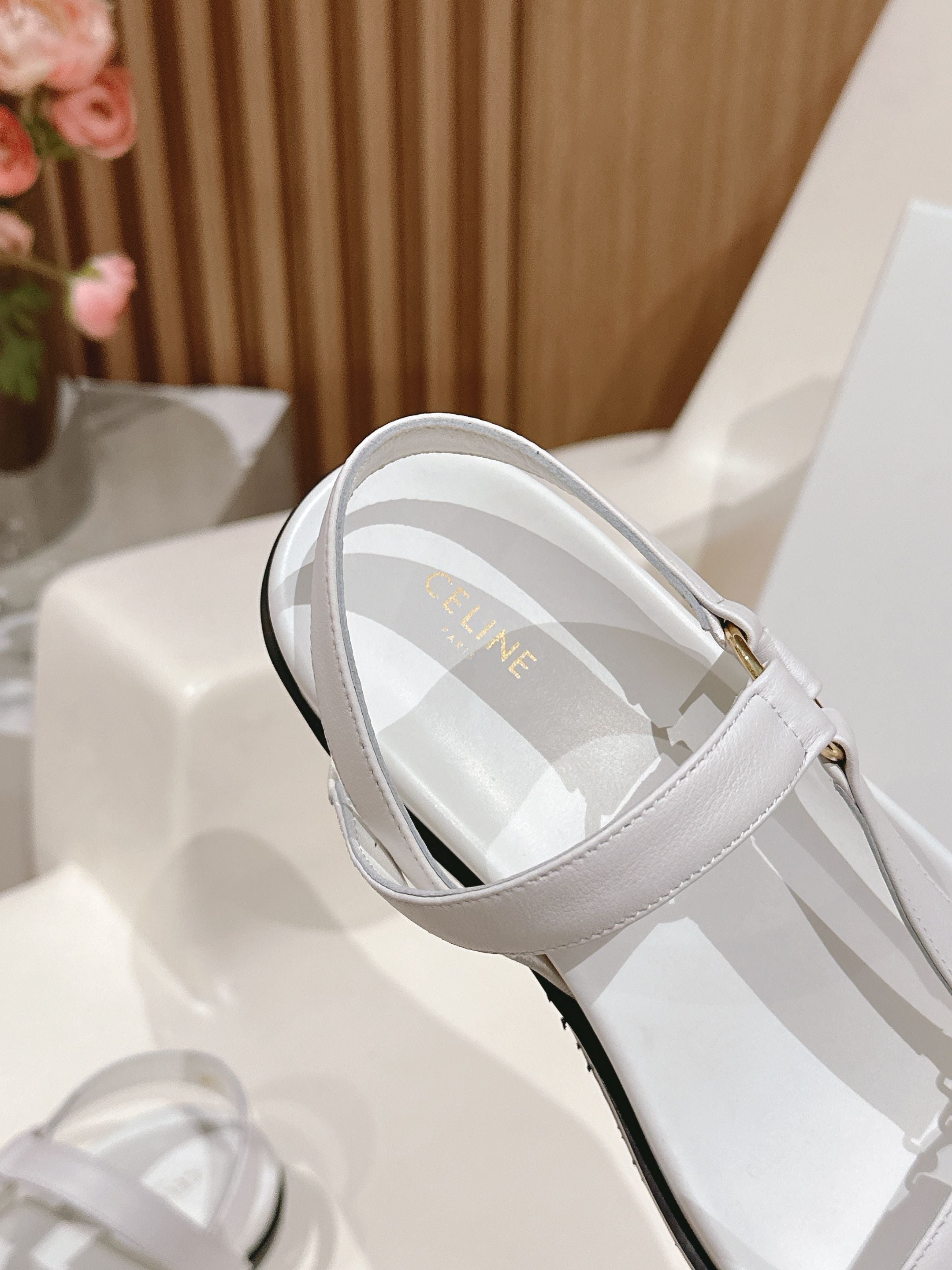 MAUD SANDAL WITH TRIOMPHE IN WHITE CALFSKIN