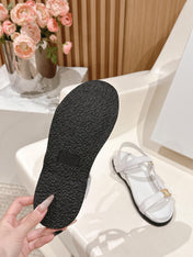 MAUD SANDAL WITH TRIOMPHE IN WHITE CALFSKIN