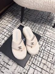 THICK-SOLED THONG SLIPPERS IN WHITE CALFSKIN