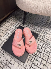 THICK-SOLED THONG SLIPPERS IN BRIGHT PINK CALFSKIN