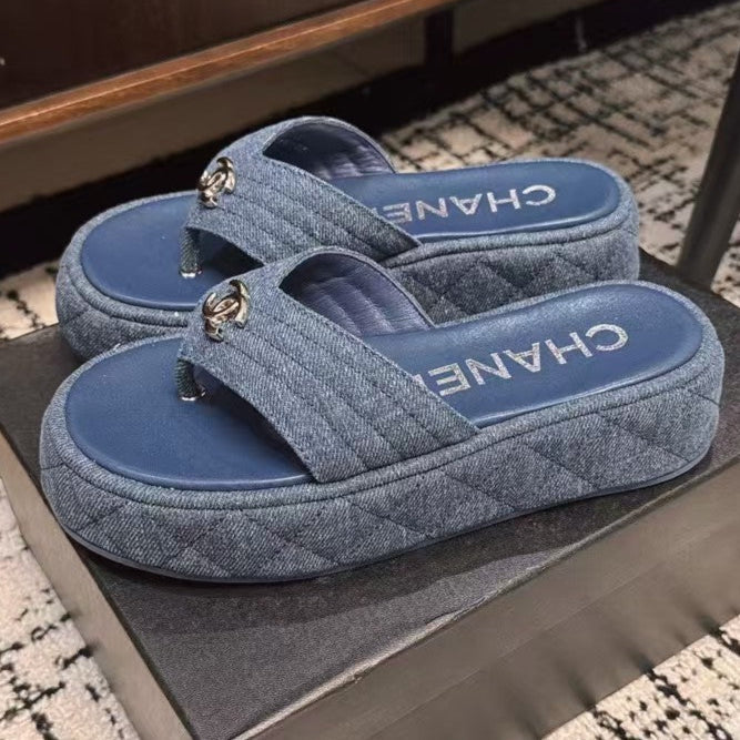 THICK-SOLED THONG SLIPPERS IN NAVY BLUE DENIM