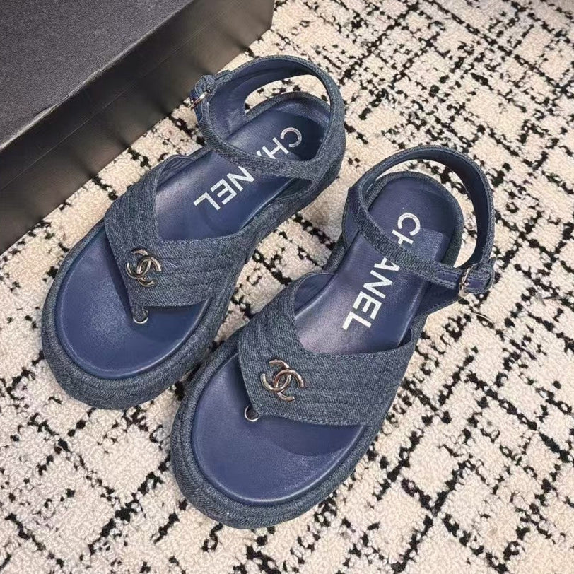 THICK-SOLED THONG SANDAL IN NAVY BLUE DENIM