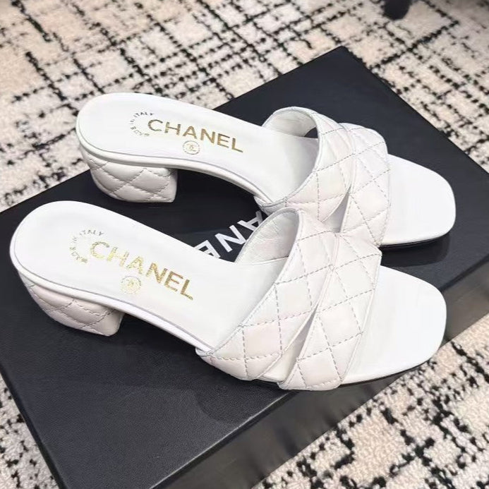 MID HEEL MULES IN WHITE SHEEPSKIN