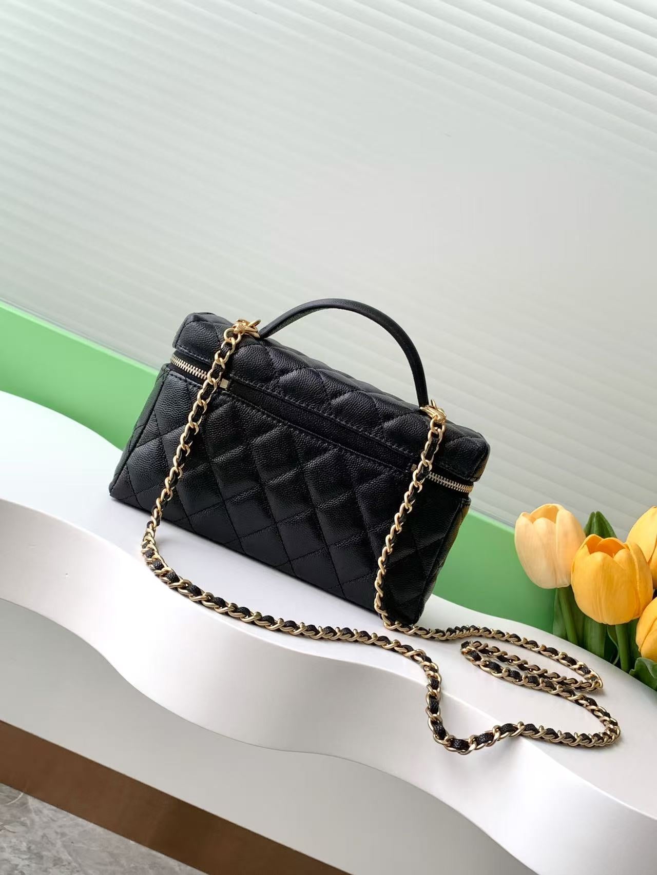 VANITY CASE 19 IN BLACK GRAINED CALFSKIN GOLD HARDWARE