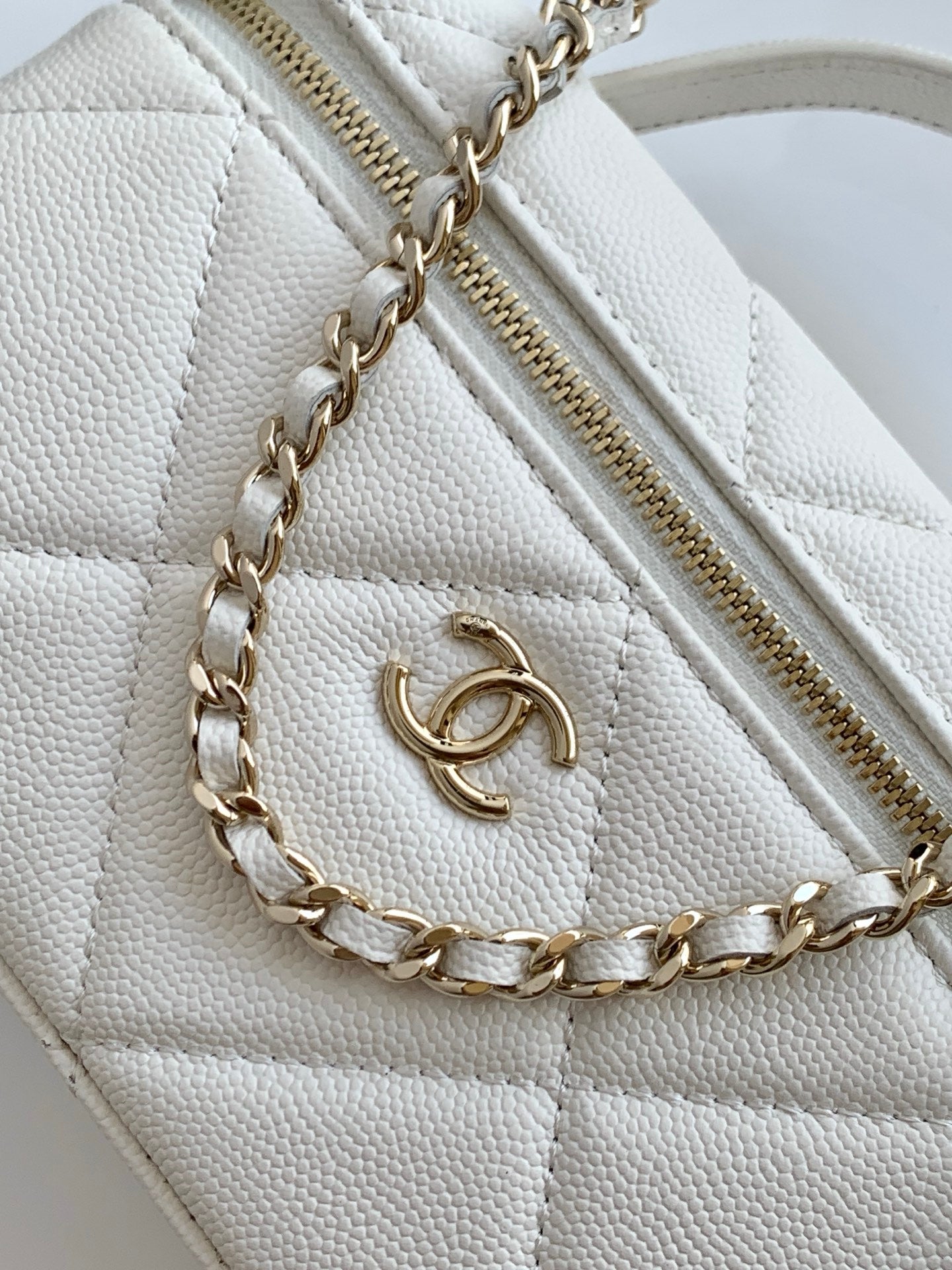 CHANEL 25S VANITY BAG 19.5 CM IN WHITE LAMBSKIN