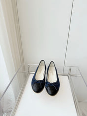 BALLET FLAT IN BLACK CALFSKIN AND NAVY BLUE SUEDE