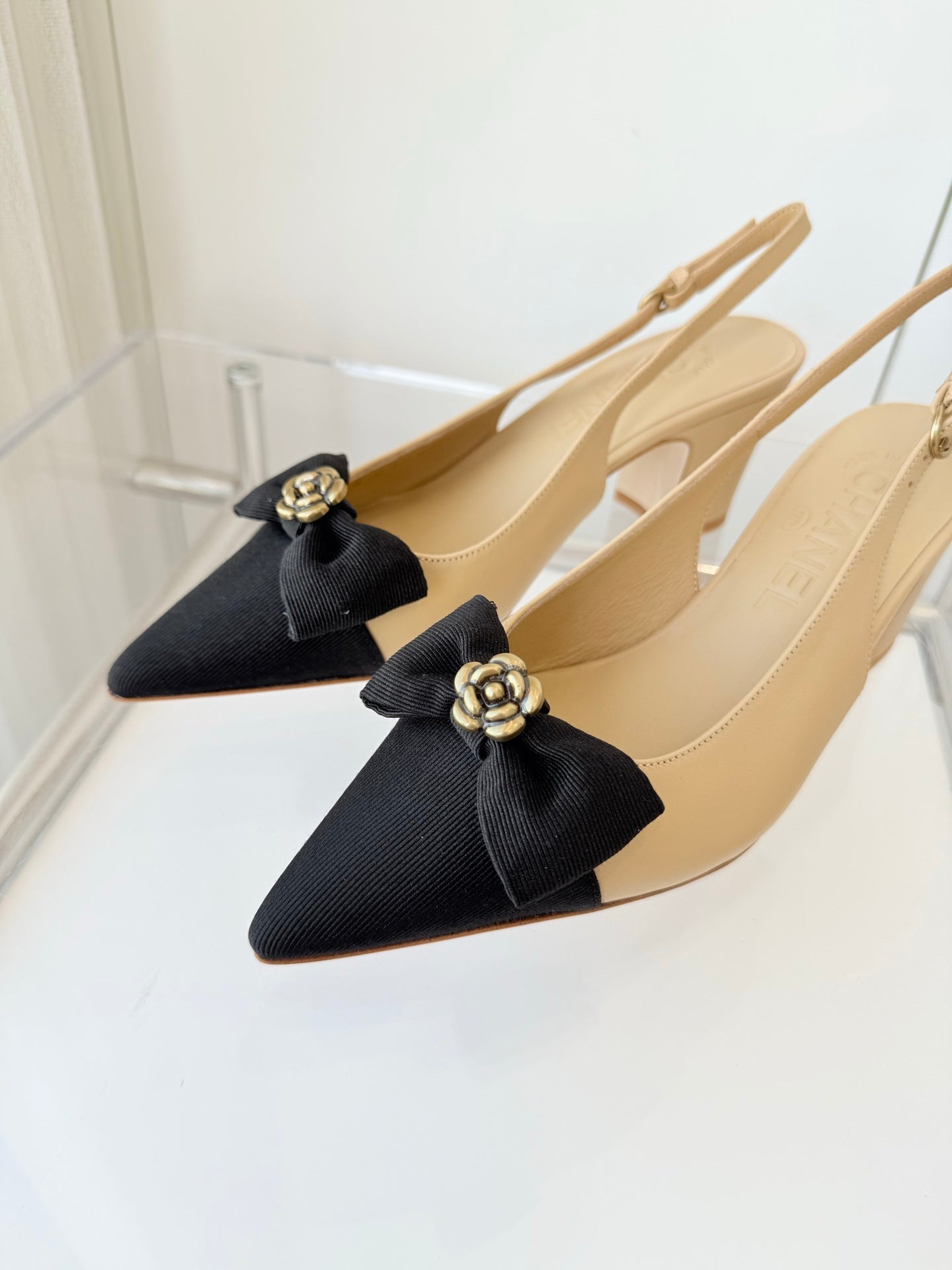 SLINGBACKS 65 MM IN BEIGE CALFSKIN AND BLACK CANVAS