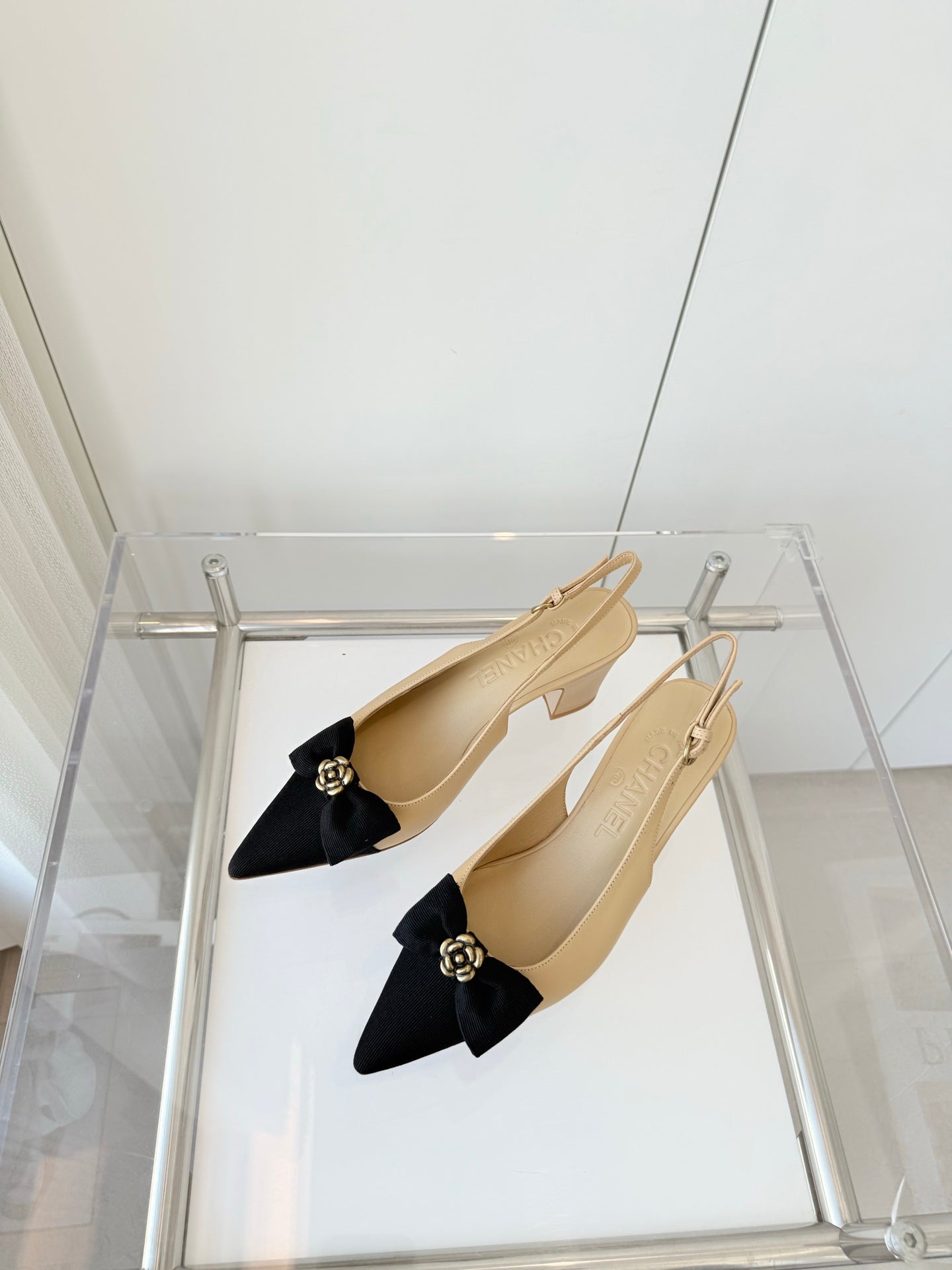 SLINGBACKS 65 MM IN BEIGE CALFSKIN AND BLACK CANVAS