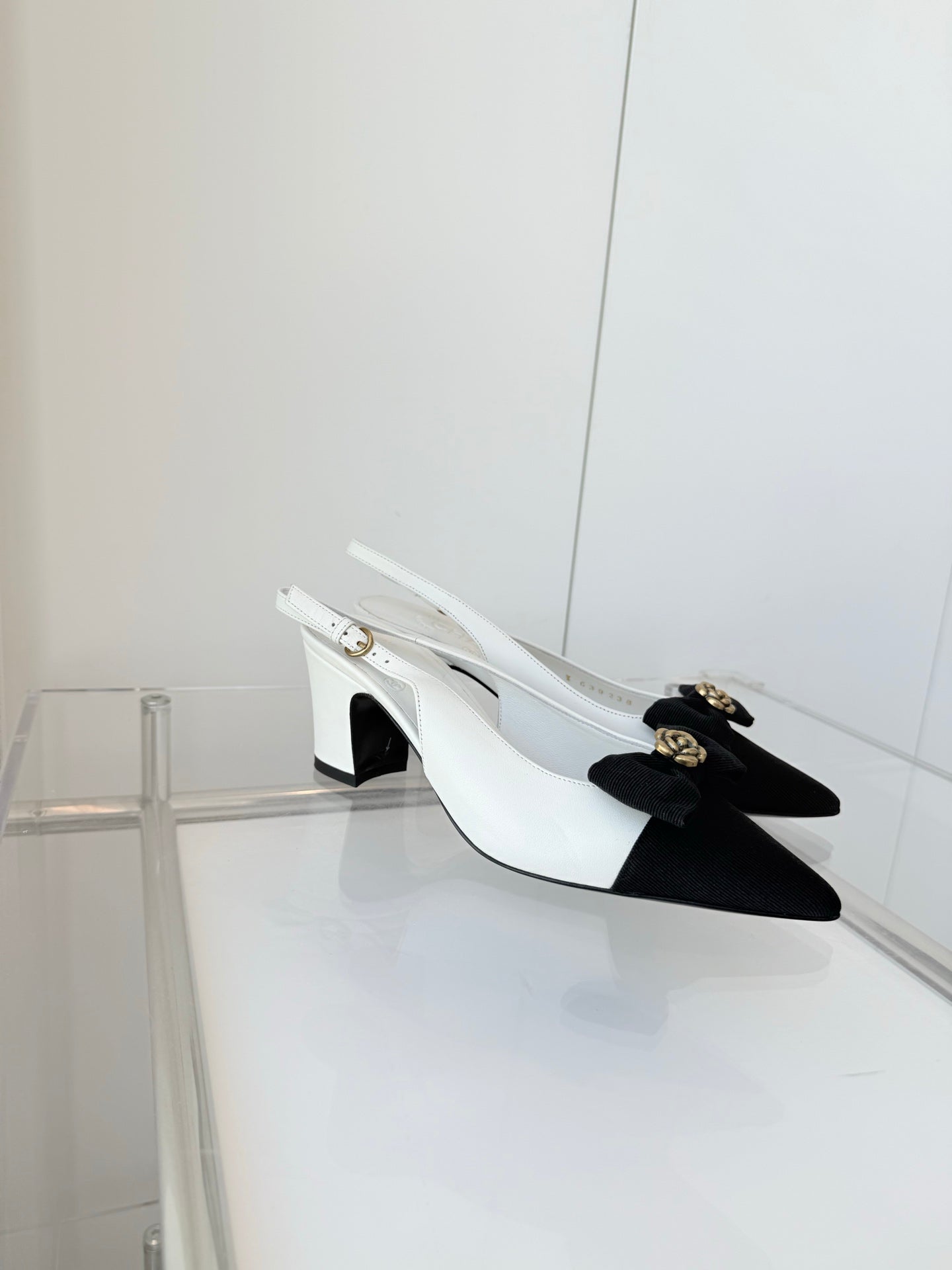 SLINGBACKS 65 MM IN WHITE CALFSKIN AND BLACK CANVAS