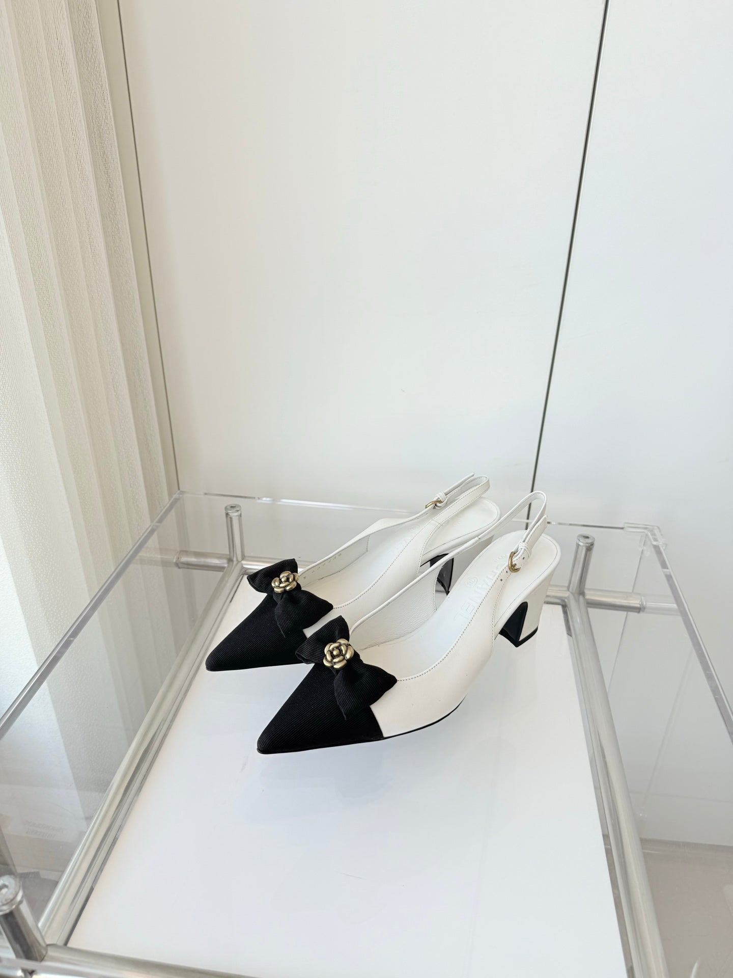 SLINGBACKS 65 MM IN WHITE CALFSKIN AND BLACK CANVAS