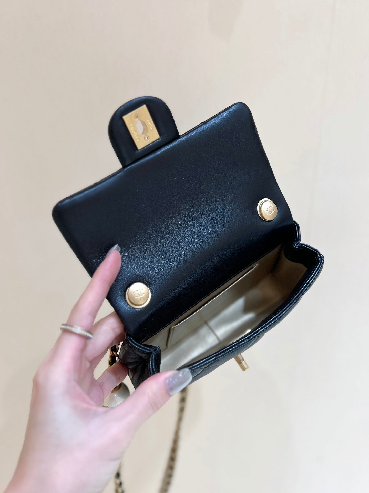 25S CHANEL CROSSBODY HANDBAG 17 IN BLACK LAMBSKIN GOLD HARDWARE