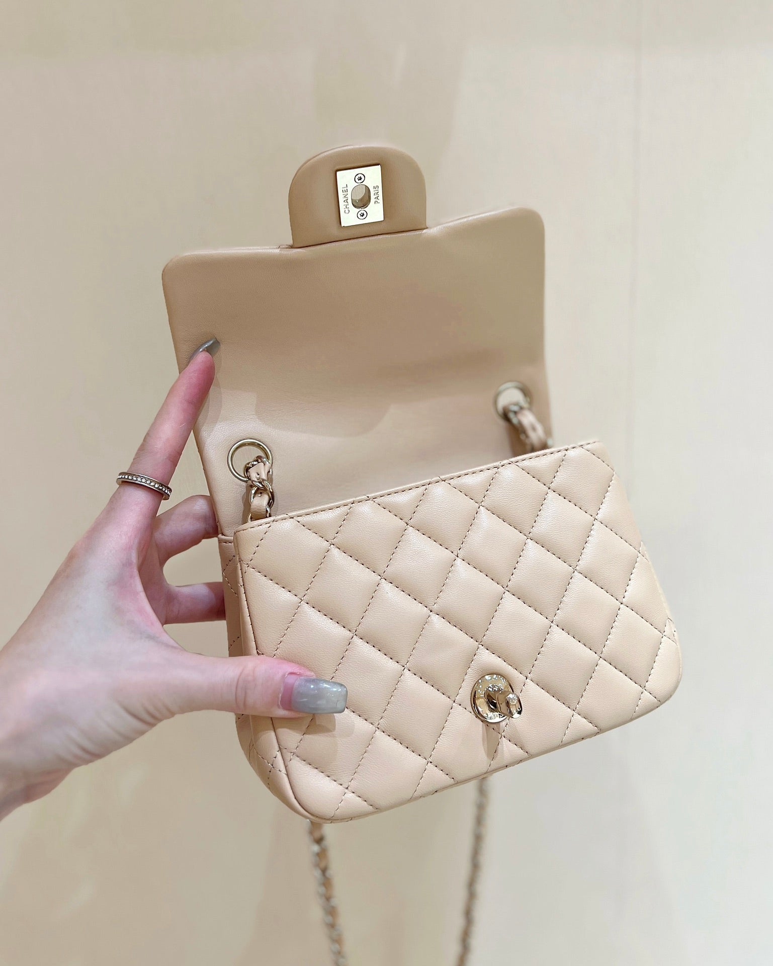 CHANEL 25S FLAP BAG 17 CM IN LIGHT BEIGE LAMBSKIN WITH GOLD HARDWARE