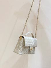 QUILTED FLAP BAG WITH HANDLE 26 IN BEIGE LAMBSKIN GOLD PLATED METAL