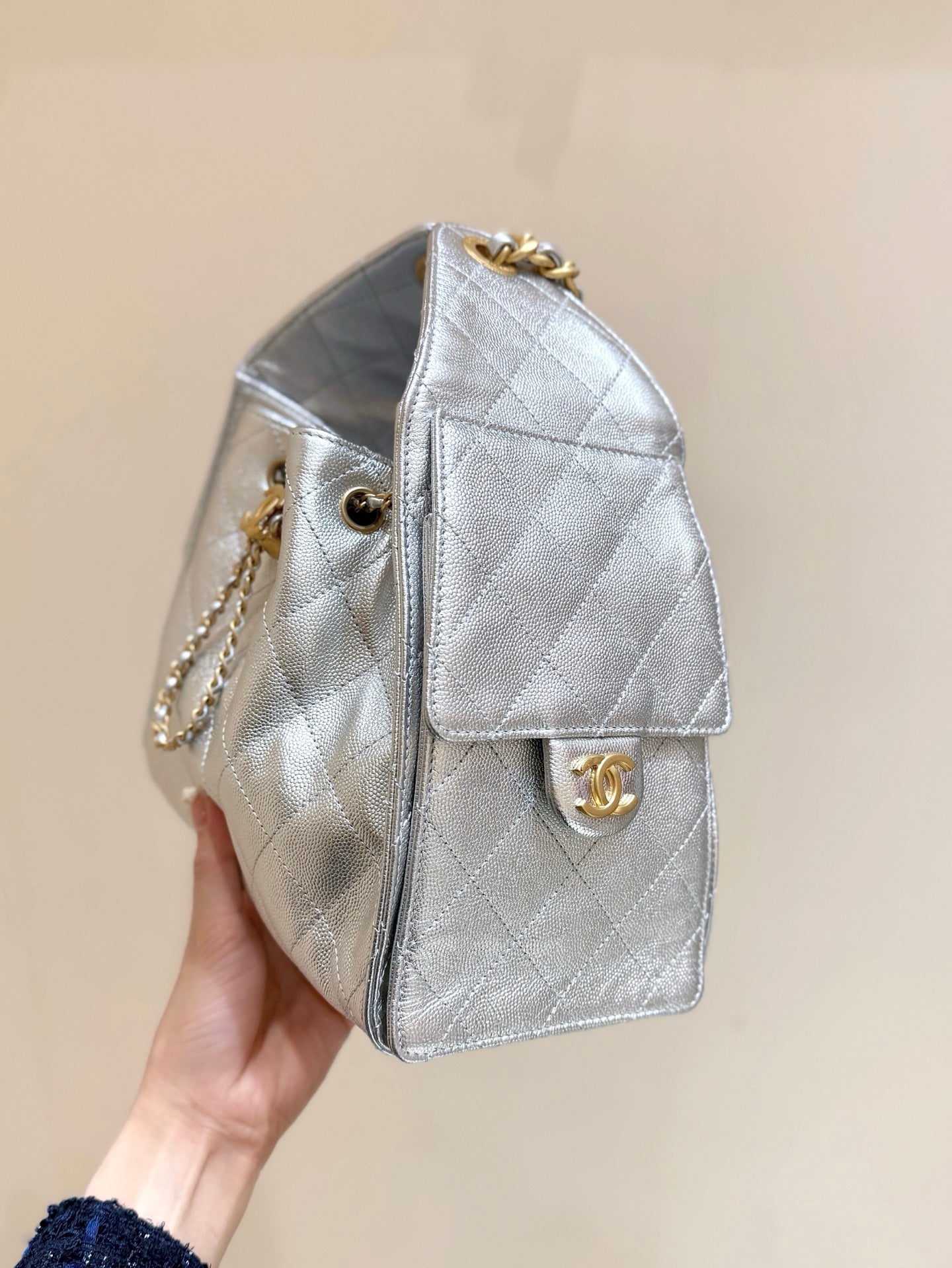 CC 25 HANDBAG IN SILVER-TONE 30 GRAINED CALFSKIN GOLD HARDWARE
