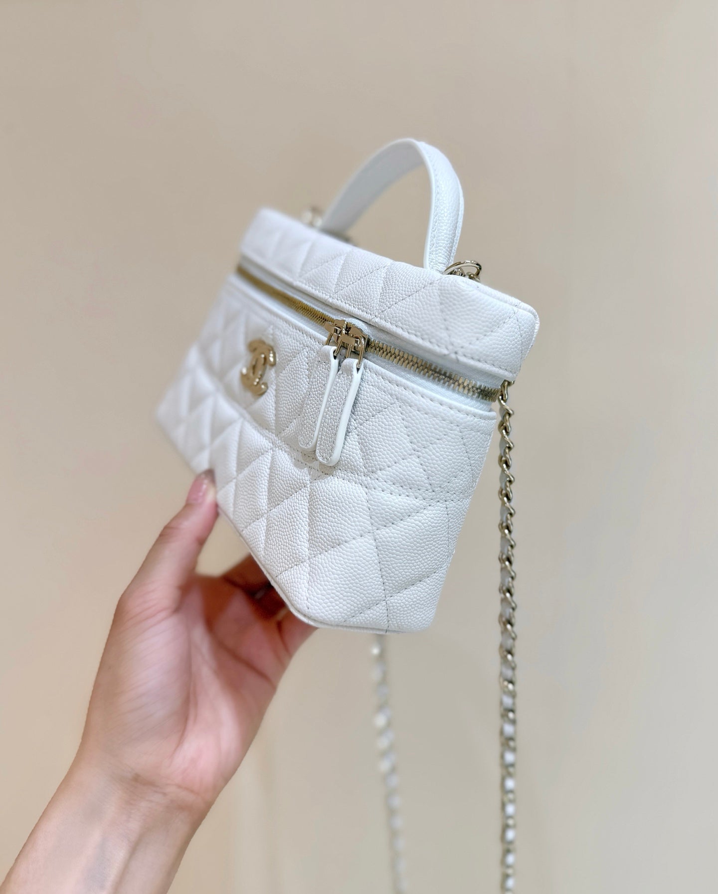 STRASS VANITY QUILTED CASE 19 IN WHITE CALFSKIN WITH GOLD METALLIC