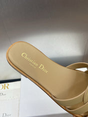 D-CLUB SLIDE SANDAL 25S IN GOLDEN BEIGE CALFSKIN