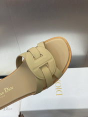 D-CLUB SLIDE SANDAL 25S IN GOLDEN BEIGE CALFSKIN