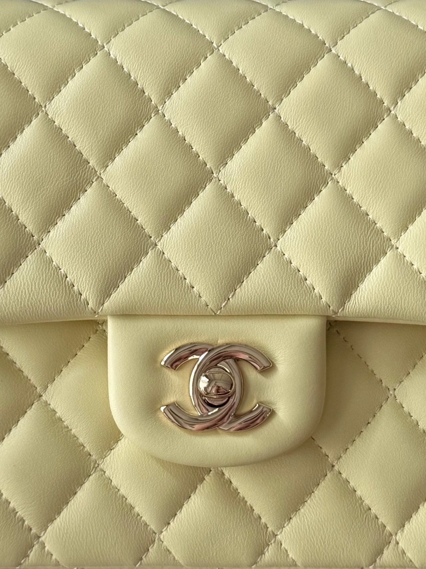 CHANEL 25S CLASSIC FLAP BAG 25 CM IN PALE BEIGE YELLOW LAMBSKIN WITH GOLD HARDWARE