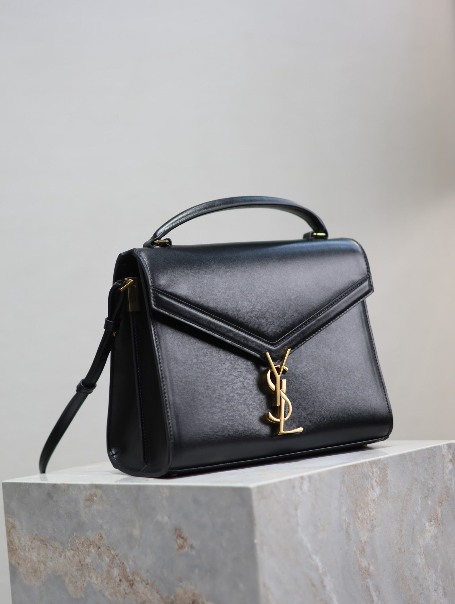 CASSANDRA TOP HANDLE BAG 24 IN BLACK SMOOTH LAMBSKIN GOLD HARDWARE