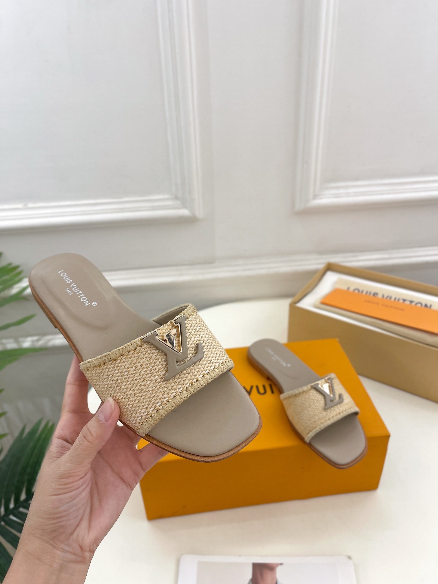 LV WOMEN CAPRI FLAT MULES IN TAN BROWN LEATHER AND RAFFIA
