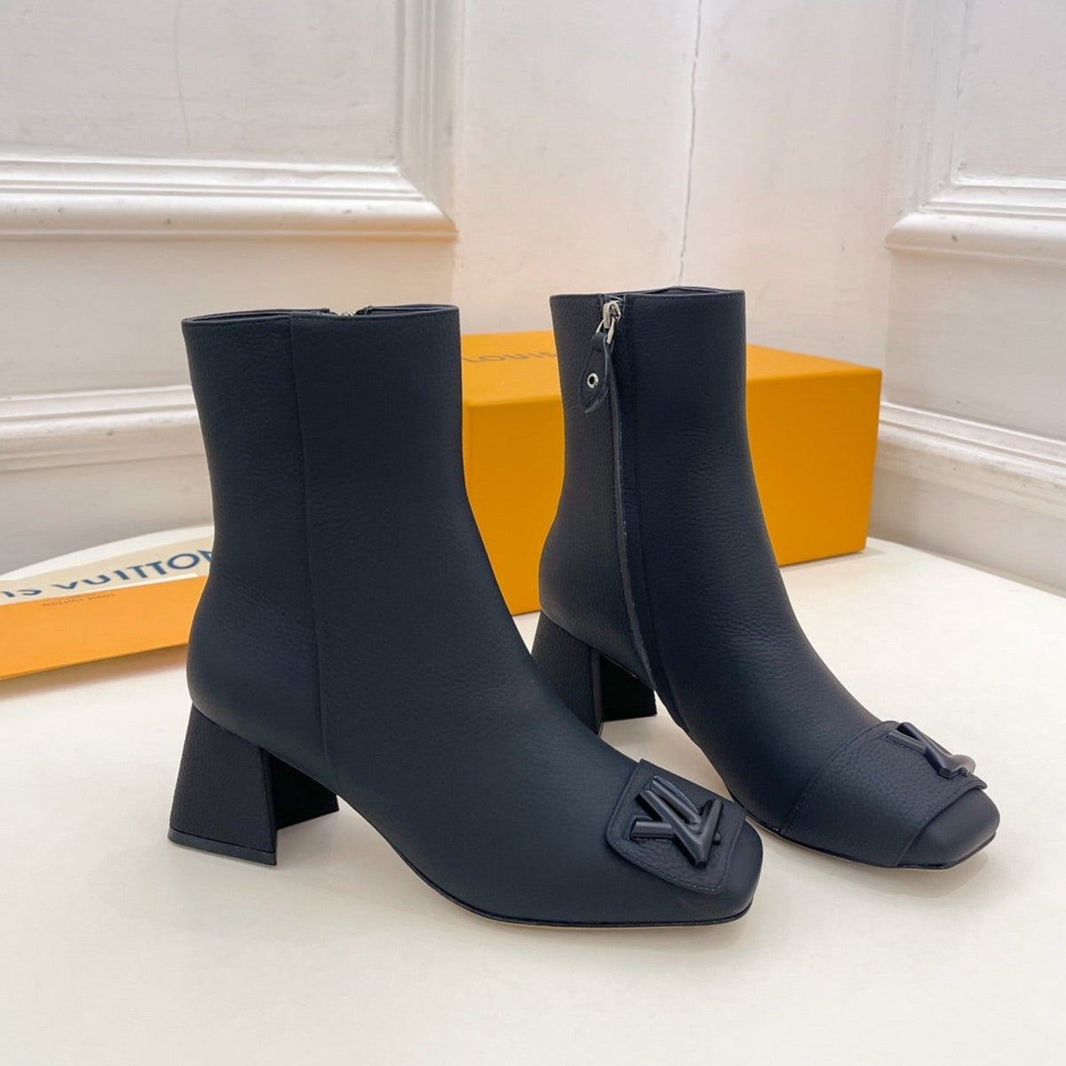 ANKLE BOOTS BLOCK HEEL 5.5 CM IN BLACK PEPPLE CALFSKIN