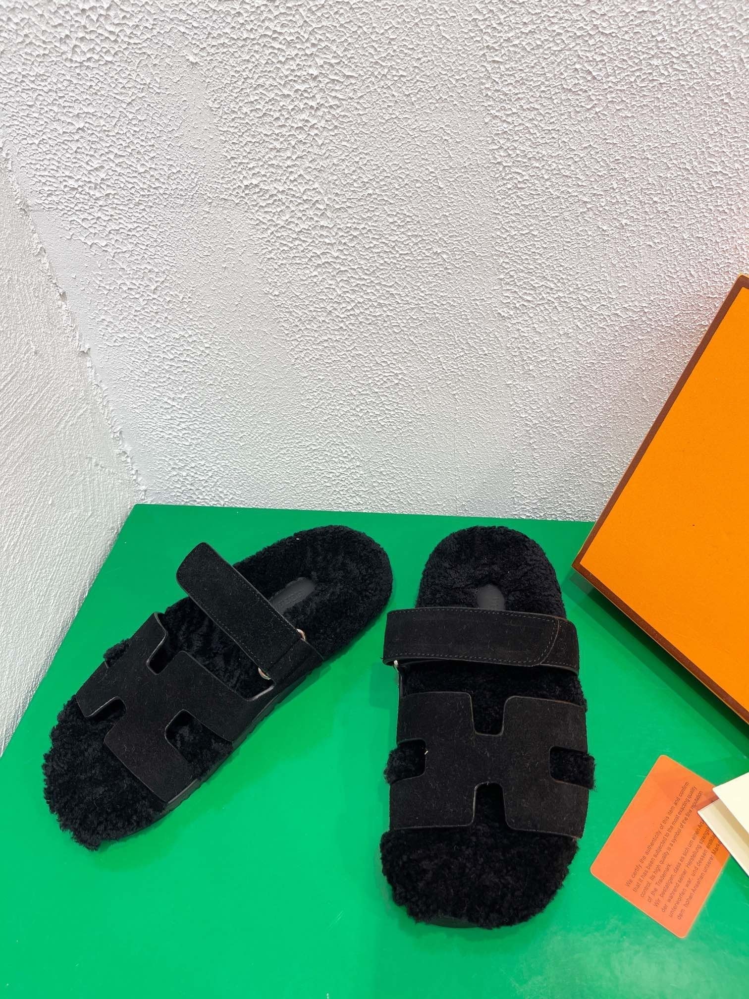 Chypre Sandal Black shearling insole Black Velvet leather lining